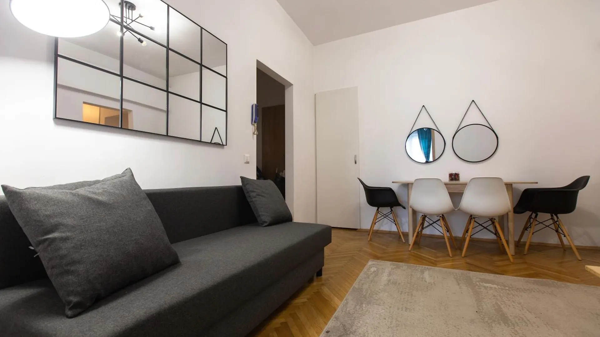 Ultracentral Hong Kong 3 Bdrm Apartment Bucharest 0*,  Romania